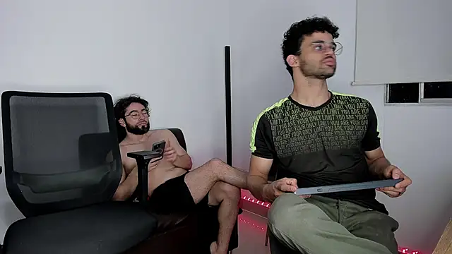 Snapshot of crisandrews chatting on October 2025 02:50:02 AM crisandrews online show from October 2025 02:50:02 AM