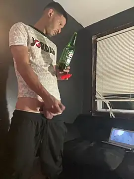 Snapshot of Chico_Bellaco chatting on December 2024 10:54:02 PM Chico Bellaco online show from December 2024 10:54:02 PM