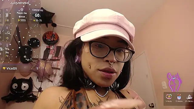 Snapshot of Violetta_Suky chatting on October 2025 01:56:01 PM Violetta Suky online show from October 2025 01:56:01 PM