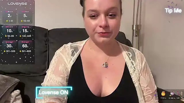 Snapshot of NaughtyWifeUK chatting on December 2024 09:17:01 PM NaughtyWifeUK online show from December 2024 09:17:01 PM