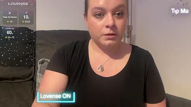 Snapshot of NaughtyWifeUK chatting on December 2024 10:34:02 PM NaughtyWifeUK online show from December 2024 10:34:02 PM