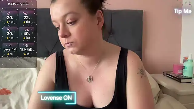 Snapshot of NaughtyWifeUK chatting on January 2025 12:36:02 PM NaughtyWifeUK online show from January 2025 12:36:02 PM