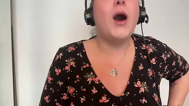 Snapshot of NaughtyWifeUK chatting on March 2025 04:34:02 PM NaughtyWifeUK online show from March 2025 04:34:02 PM