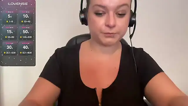 Snapshot of NaughtyWifeUK chatting on October 2025 02:18:02 PM NaughtyWifeUK online show from October 2025 02:18:02 PM