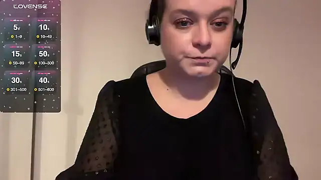 Snapshot of NaughtyWifeUK chatting on November 2025 04:09:02 PM NaughtyWifeUK online show from November 2025 04:09:02 PM