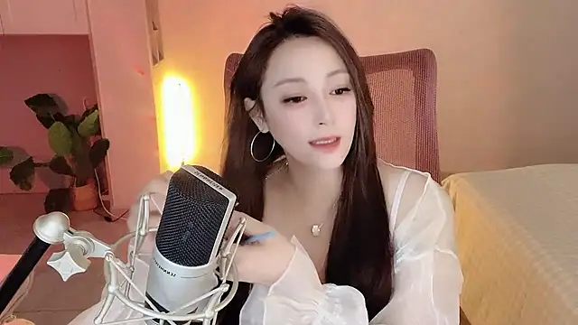 Snapshot of Daisy-77 chatting on October 2025 06:28:01 PM Daisy-77 online show from October 2025 06:28:01 PM