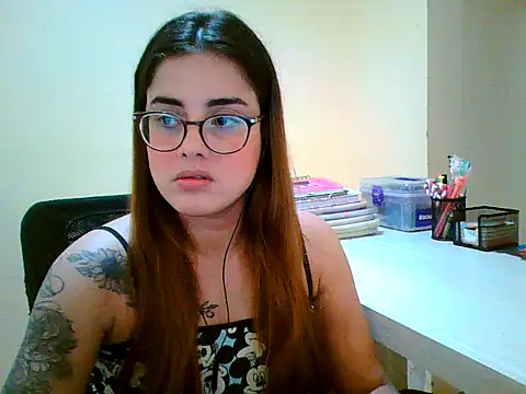 Snapshot of maliamiller chatting on October 2025 08:57:02 AM maliamiller online show from October 2025 08:57:02 AM