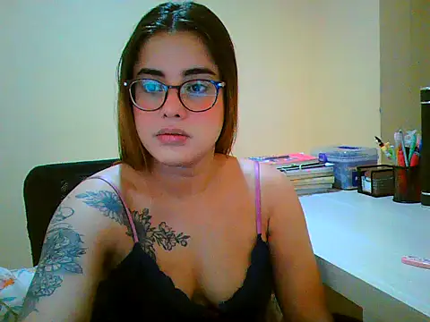 Snapshot of maliamiller chatting on November 2025 09:31:01 AM maliamiller online show from November 2025 09:31:01 AM