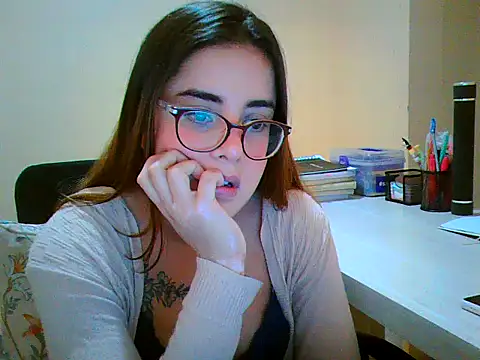 Snapshot of maliamiller chatting on November 2025 08:47:02 AM maliamiller online show from November 2025 08:47:02 AM