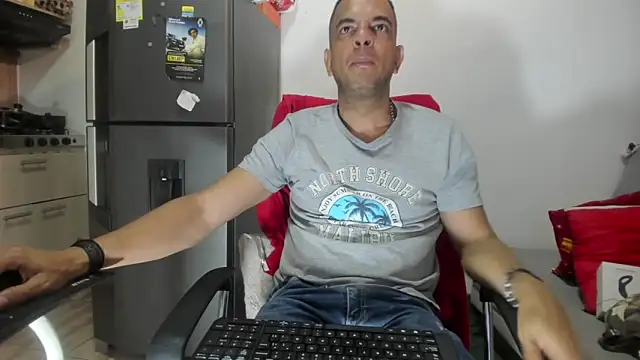 latinmartin73 online show from December 2024 06:40:01 PM