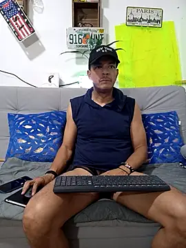 latinmartin73 online show from September 2025 11:40:02 PM