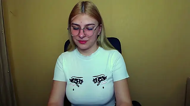 Snapshot of Luna_Lush_ chatting on January 2025 08:18:02 AM Luna Lush online show from January 2025 08:18:02 AM