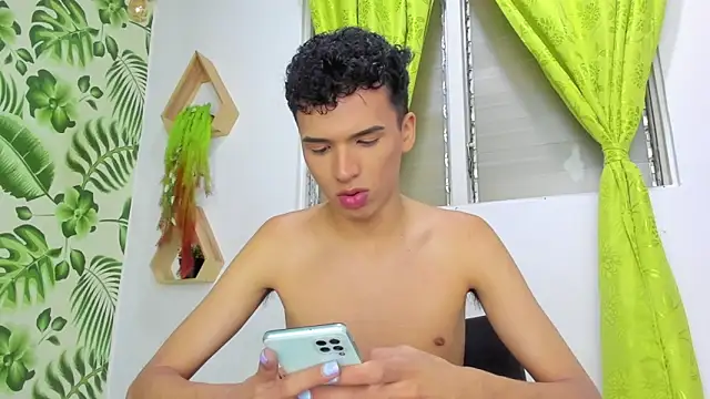 Snapshot of SEANTROYY chatting on February 2025 03:48:01 AM SEANTROYY online show from February 2025 03:48:01 AM