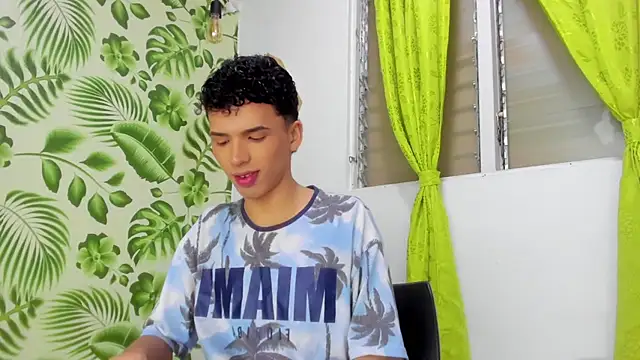 Snapshot of SEANTROYY chatting on March 2025 04:02:02 AM SEANTROYY online show from March 2025 04:02:02 AM