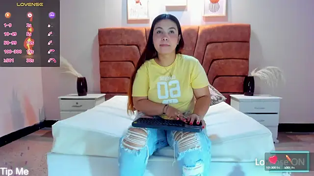 MAHIASMITH13 online show from December 2024 01:22:01 PM