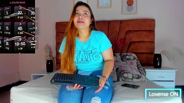 MAHIASMITH13 online show from February 2025 01:05:02 PM