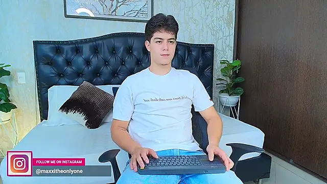 MaxxiCruz online show from October 2025 03:48:01 AM