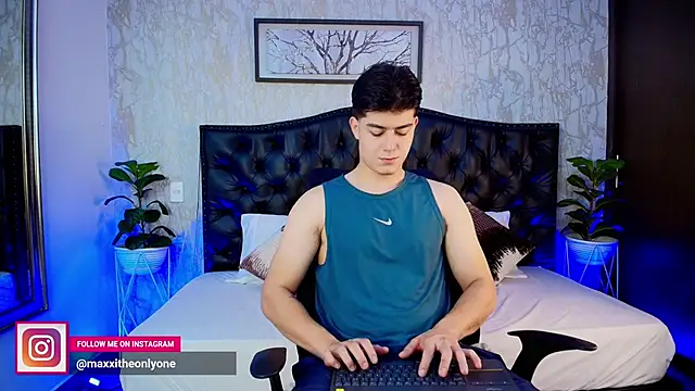 MaxxiCruz online show from October 2025 04:05:02 AM