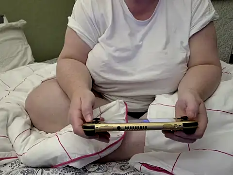 Snapshot of MarthaBriest chatting on November 2025 03:31:01 AM MarthaBriest online show from November 2025 03:31:01 AM