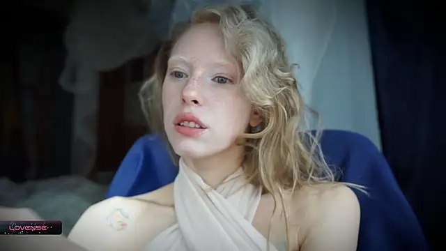 Snapshot of _Phantom_thread_ chatting on October 2025 10:04:01 AM Phantom thread online show from October 2025 10:04:01 AM