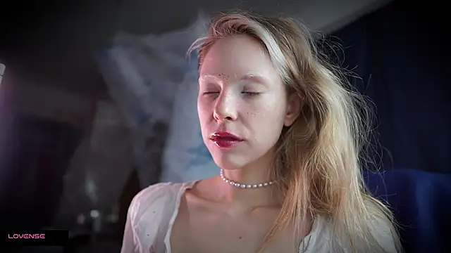 Snapshot of _Phantom_thread_ chatting on November 2025 10:58:01 AM Phantom thread online show from November 2025 10:58:01 AM