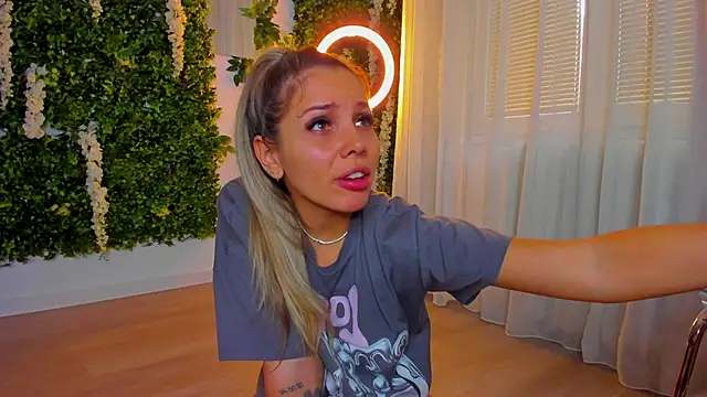 Snapshot of VivienCarter chatting on October 2025 09:09:01 AM VivienCarter online show from October 2025 09:09:01 AM