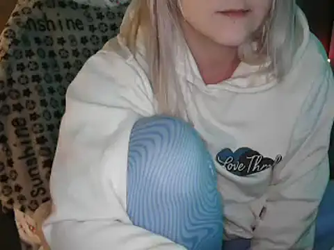 Snapshot of LaRa_forU chatting on December 2024 10:12:01 PM LaRa forU online show from December 2024 10:12:01 PM