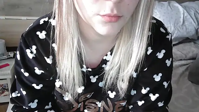 Snapshot of LaRa_forU chatting on February 2025 12:38:02 PM LaRa forU online show from February 2025 12:38:02 PM