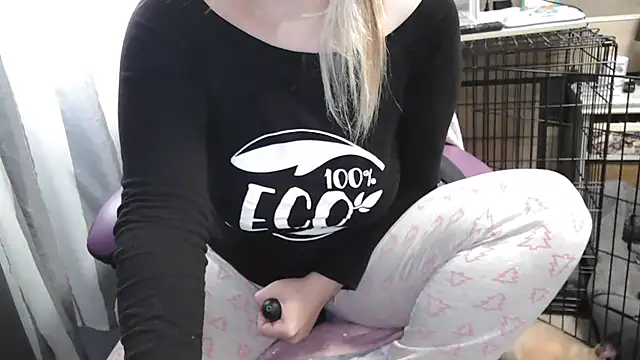 Snapshot of LaRa_forU chatting on February 2025 03:52:01 PM LaRa forU online show from February 2025 03:52:01 PM