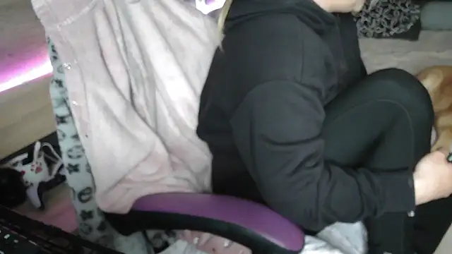 Snapshot of LaRa_forU chatting on March 2025 04:43:02 PM LaRa forU online show from March 2025 04:43:02 PM