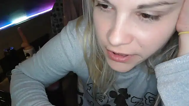 Snapshot of LaRa_forU chatting on March 2025 09:42:02 PM LaRa forU online show from March 2025 09:42:02 PM