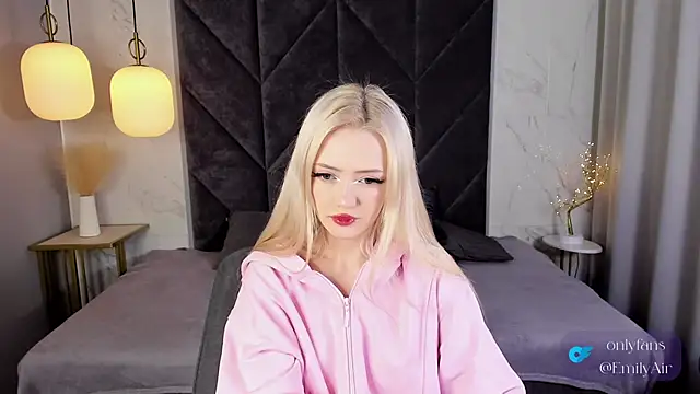 Snapshot of EmilyAir chatting on November 2025 04:40:01 PM EmilyAir online show from November 2025 04:40:01 PM