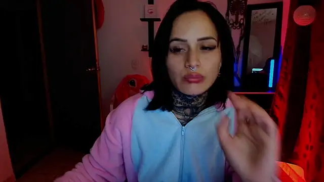 Snapshot of TinnaDawsom chatting on October 2025 11:57:01 PM TinnaDawsom online show from October 2025 11:57:01 PM