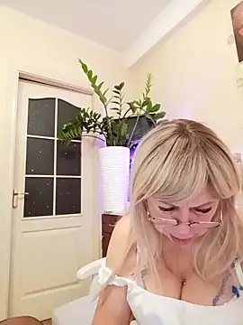 SusieNoreen online show from September 2025 01:06:02 AM