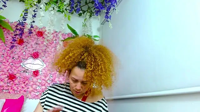 Snapshot of BLONDE_SEXYHOT chatting on October 2025 10:52:02 PM BLONDE SEXYHOT online show from October 2025 10:52:02 PM