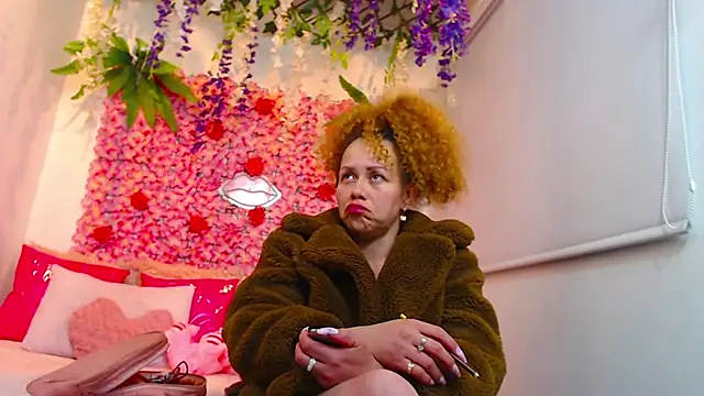 Snapshot of BLONDE_SEXYHOT chatting on October 2025 03:10:02 AM BLONDE SEXYHOT online show from October 2025 03:10:02 AM