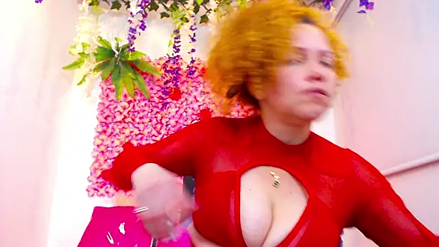 Snapshot of BLONDE_SEXYHOT chatting on November 2025 01:03:02 AM BLONDE SEXYHOT online show from November 2025 01:03:02 AM