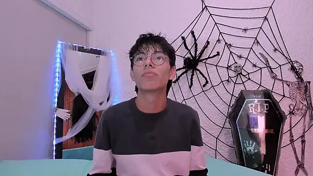 alexandersawyer online show from October 2025 04:46:02 AM