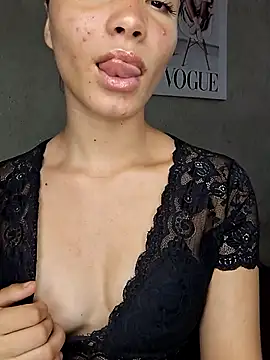 Snapshot of HelenHoltz chatting on October 2025 03:21:01 PM HelenHoltz online show from October 2025 03:21:01 PM