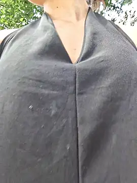 Snapshot of HelenHoltz chatting on October 2025 04:47:01 PM HelenHoltz online show from October 2025 04:47:01 PM