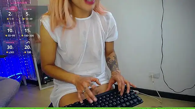 Snapshot of 911Calling chatting on February 2025 06:54:01 AM 911Calling online show from February 2025 06:54:01 AM