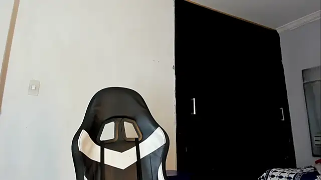 Snapshot of La_Perversa69 chatting on October 2025 07:46:02 PM La Perversa69 online show from October 2025 07:46:02 PM