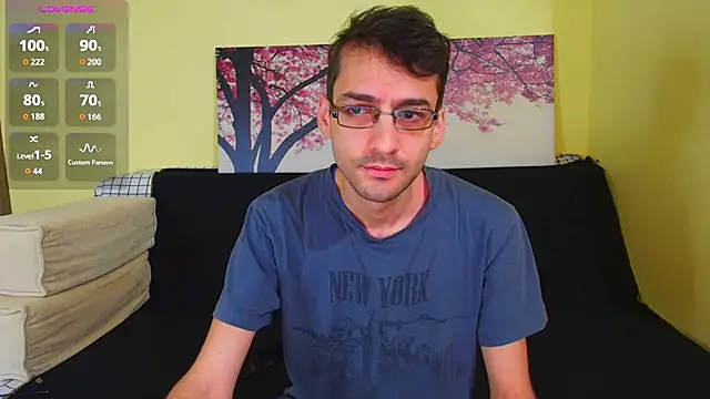 Snapshot of HungEddy chatting on October 2025 08:58:01 PM HungEddy online show from October 2025 08:58:01 PM