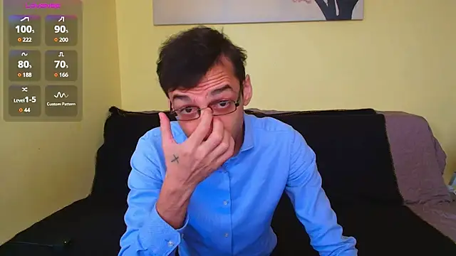 Snapshot of HungEddy chatting on November 2025 09:21:01 AM HungEddy online show from November 2025 09:21:01 AM