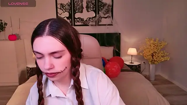 Snapshot of DaniellaLovely chatting on October 2025 11:22:01 AM DaniellaLovely online show from October 2025 11:22:01 AM