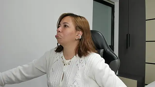 Snapshot of alma_fenix chatting on October 2025 12:33:01 PM alma fenix online show from October 2025 12:33:01 PM