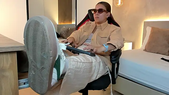 Snapshot of alma_fenix chatting on October 2025 01:45:02 PM alma fenix online show from October 2025 01:45:02 PM