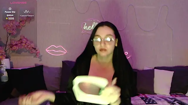 Fluffy Tiffy online show from January 2025 12:00:01 AM