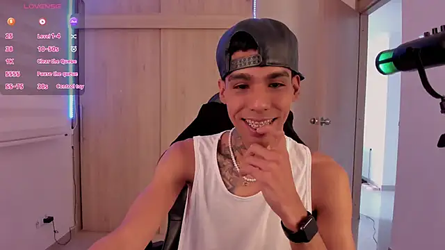 Snapshot of aldrinwhite chatting on December 2024 10:04:01 PM aldrinwhite online show from December 2024 10:04:01 PM