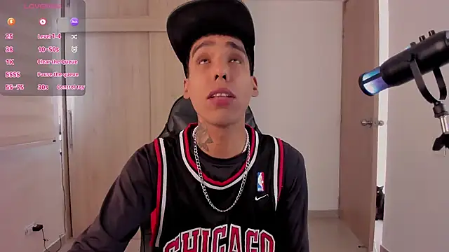 Snapshot of aldrinwhite chatting on December 2024 07:41:02 PM aldrinwhite online show from December 2024 07:41:02 PM